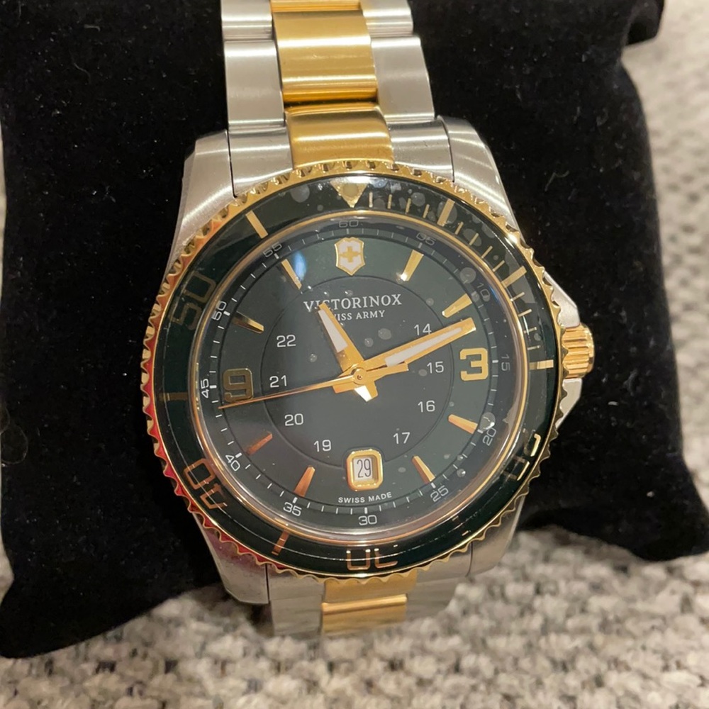 NWT Victorinox SwissArmyMaverick 2T/Green Dial
